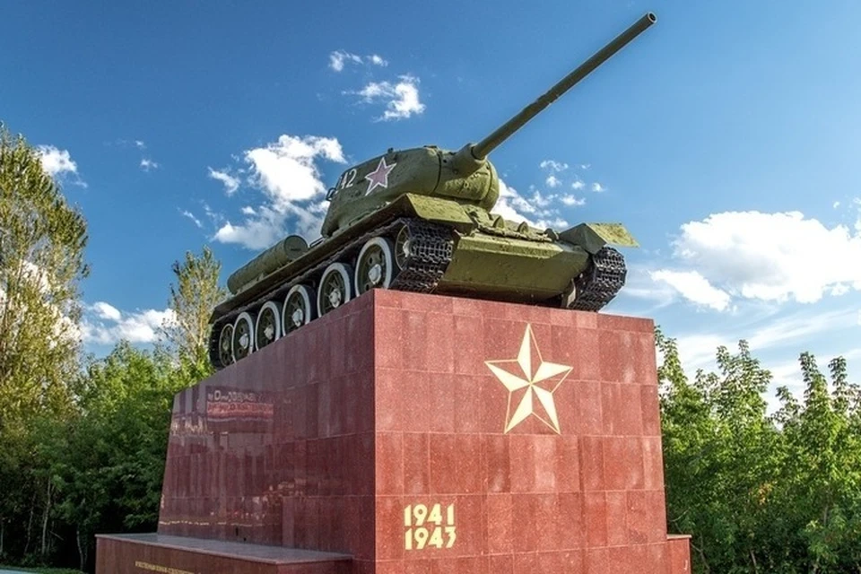 Фото брянск фокинский. Памятник танкистам Брянск Фокинский район. Памятник танк Брянск. Танк т-34 Брянск памятник. Фокинский район города Брянска.