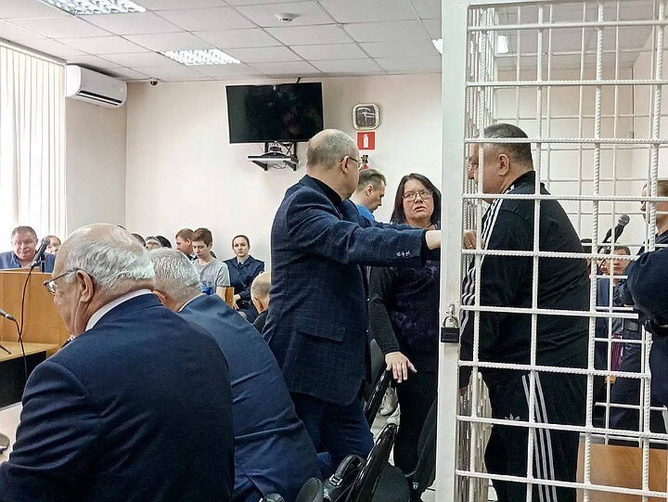 Офицерам ФСБ и посредникам, передававшим взятки, суд дал 46 лет лишения свободы