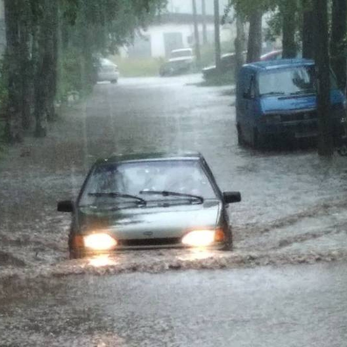 Невиданный потоп в Эжве: в подъездах бушевали водопады, машины глохли из-за  гидроударов - KP.RU