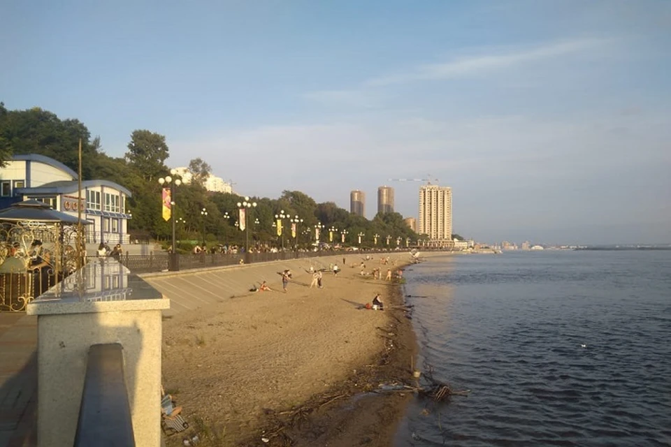 С каждым днем полоска пляжа все уже - река наступает