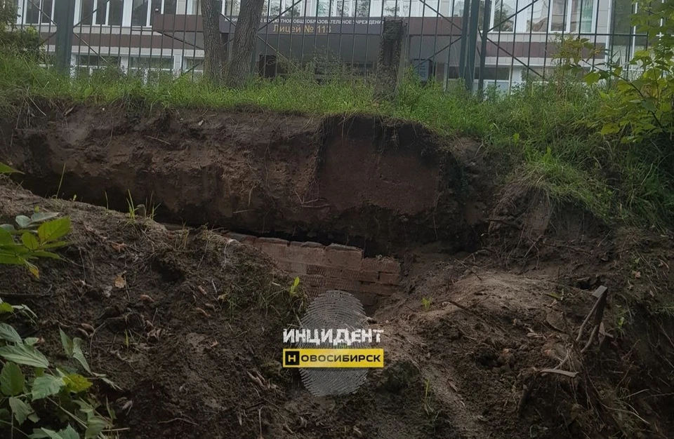 Сибиряки бояться, что дети провалятся в яму. Фото: «Инцидент Новосибирск»