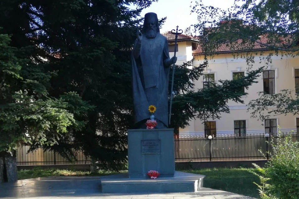 Памятник Луке Крымскому установлен в центре Симферополя.