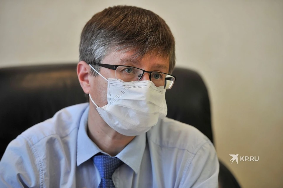 Как и полагается во время пандемии, во время интервью Дмитрий Николаевич был в защитной маске.