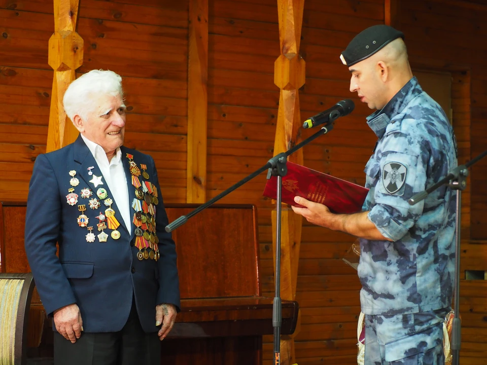 Белгородские росгвардейцы поздравили ветерана с 95-летием. Фото пресс-службы Управления Росгвардии по Белгородской области