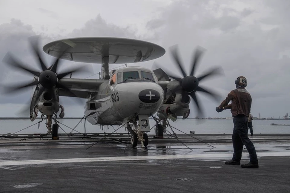 Палубный самолет дальнего радиолокационного обнаружения E-2 Hawkeye ВМС США