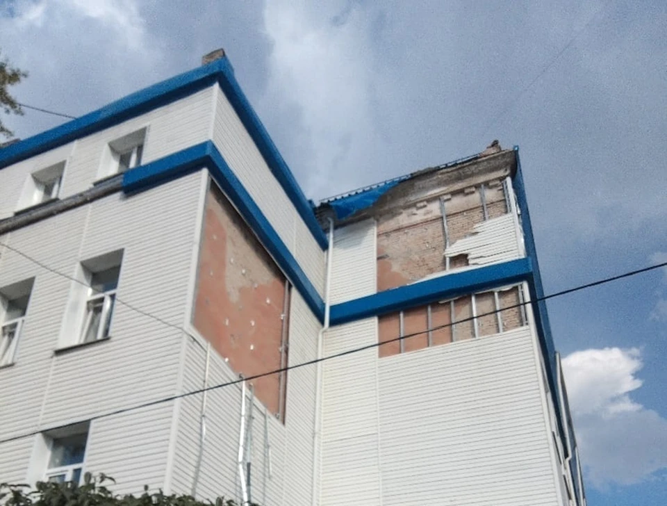 Обвалились большие куски обшивки, крыша течет. Отремонтировать за летний период школу не успели.