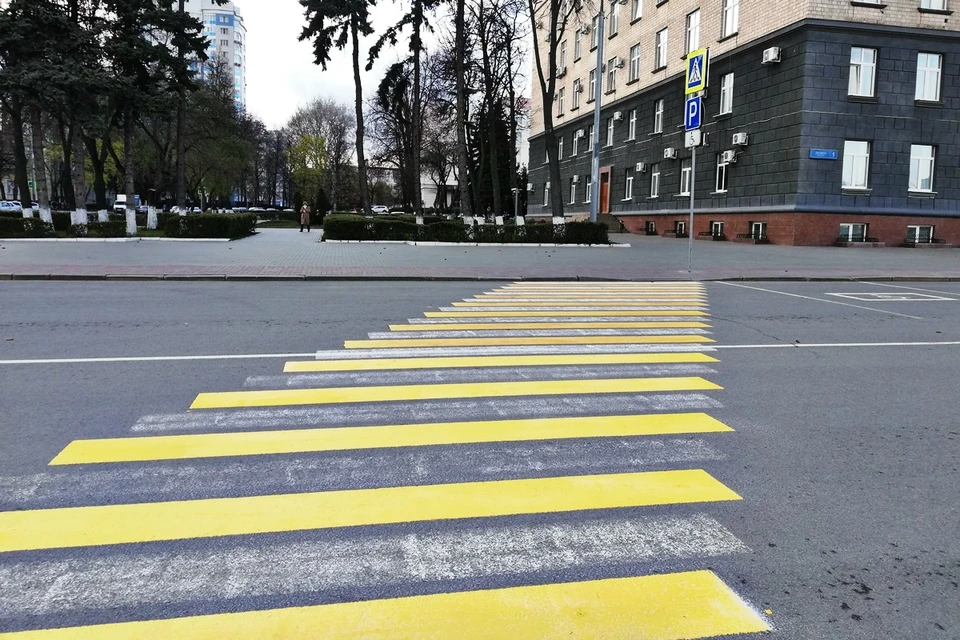 На дорогах Орла освежают разметку