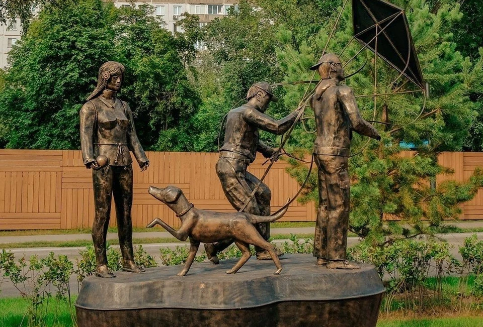 Троица стоит на постаменте, по форме очень напоминающем гроб. Фото: предоставлено Константином Голодяевым