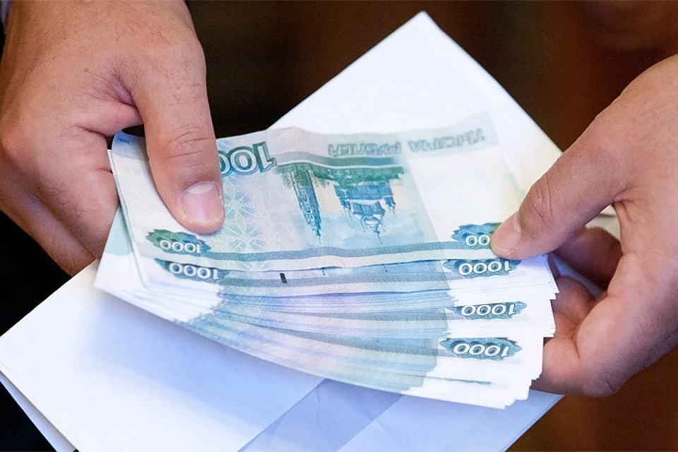Названы вакансии в российских регионах с зарплатой свыше 100 тысяч рублей