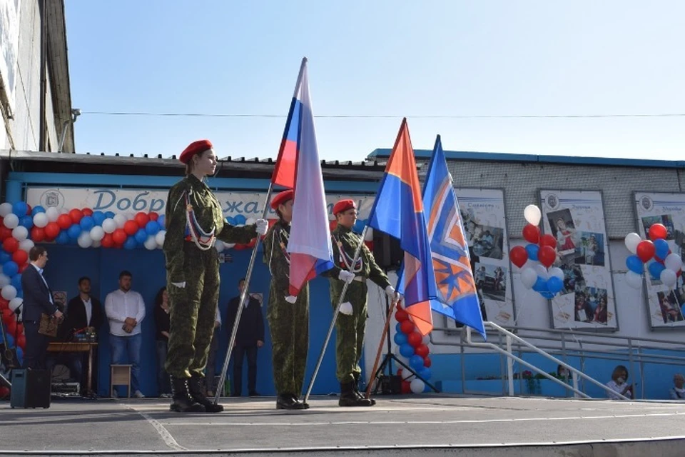 В этом году флаг на линейке выносила не Настя. Фото: сайт школы №45 Красноярска.