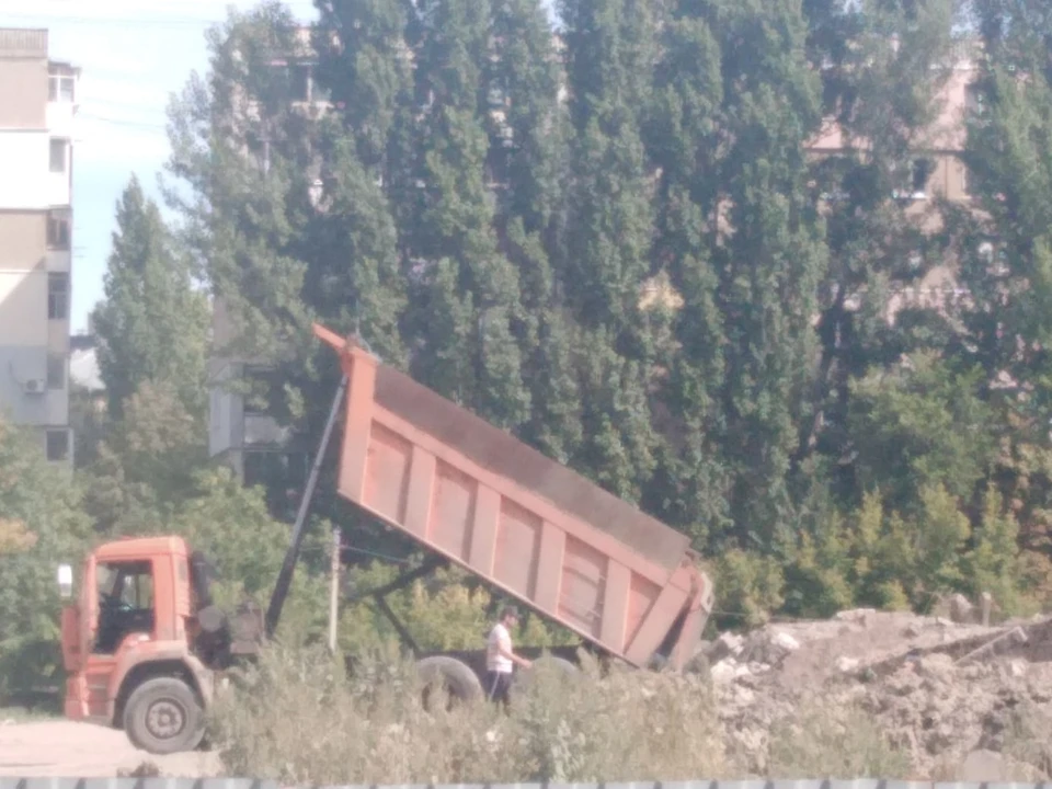 Самосвал выбросил мусор на Курдюмской. Фото Насти Кузьминой