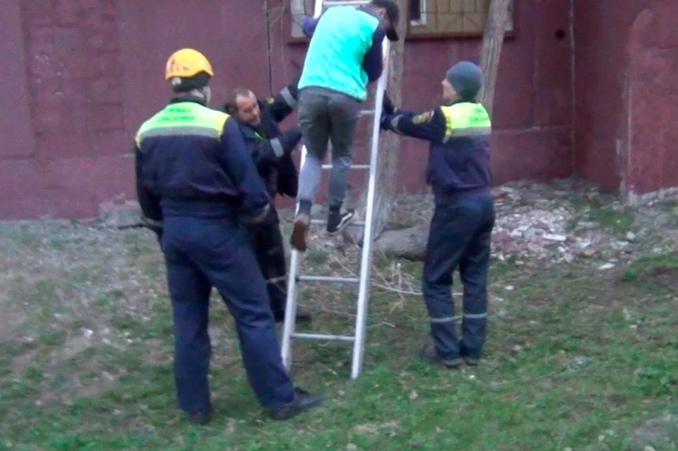 Подросток из Кемерова застрял на крыше гаража. ФОТО: пресс-служба Кемеровской службы спасения