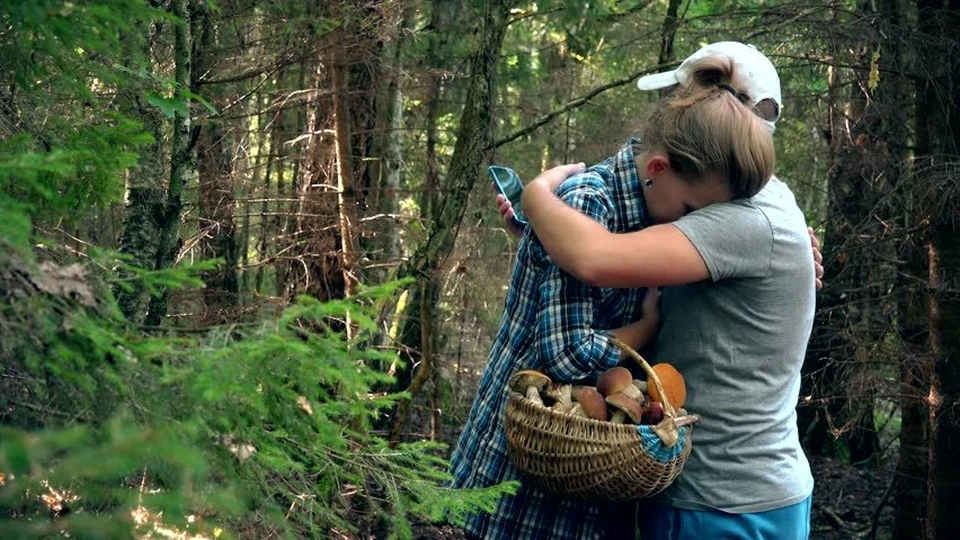 Она. Девочка заблудилась в лесу. Девушка потерялась в лесу. Девочка заблудилась в лесу. Заблудились две девушки.