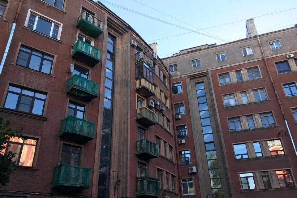 Жильцы дома на Петроградке обратились к депутатам с проблемой остекления лоджий и балконов.