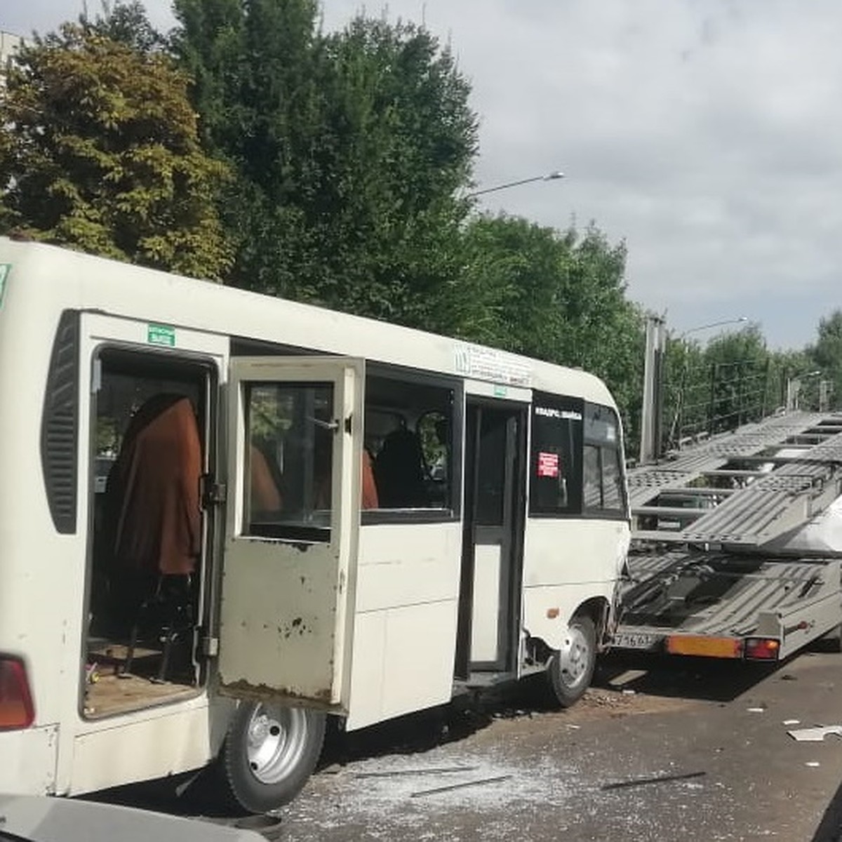 Маршрутка с пассажирами на полном ходу въехала в автовоз в Ростове-на-Дону  - KP.RU