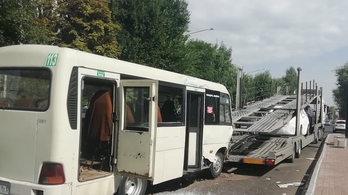 Маршрутка с пассажирами на полном ходу въехала в автовоз в Ростове-на-Дону  - KP.RU