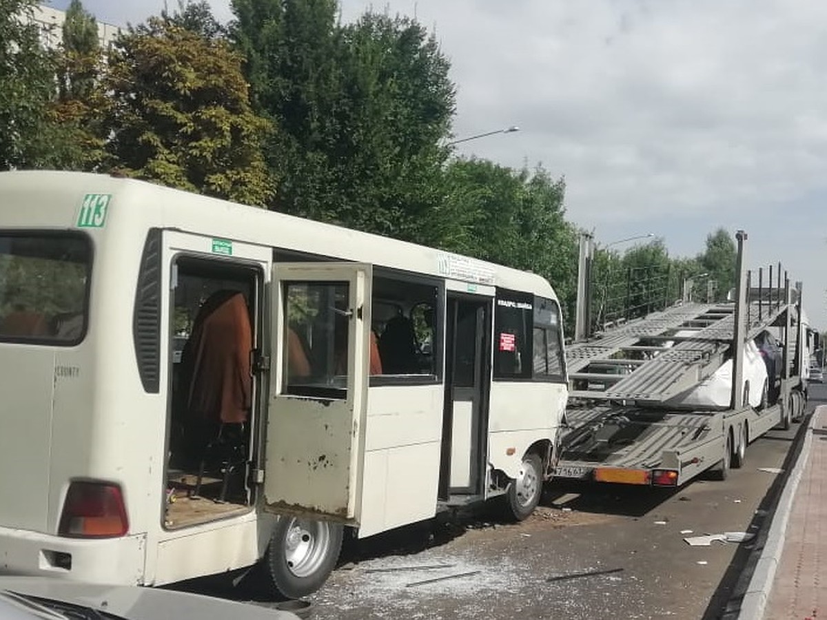 Маршрутка с пассажирами на полном ходу въехала в автовоз в Ростове-на-Дону  - KP.RU