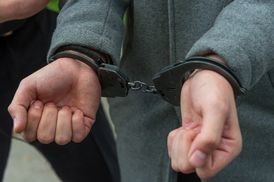 Троих молодых людей оперативно задержали в паре кварталов от места происшествия.