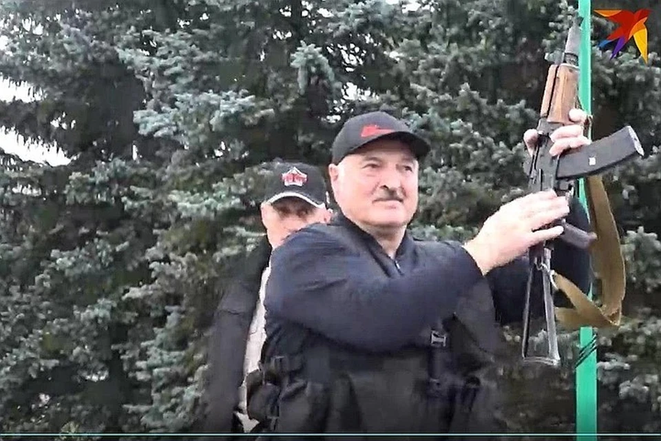 В руках Лукашенко автомат Калашникова АКС-74У. Магазин с патронами президент пристегнул, как только вышел за забор Дворца Независимости. Фото: Telegram-канал "Пул Первого".