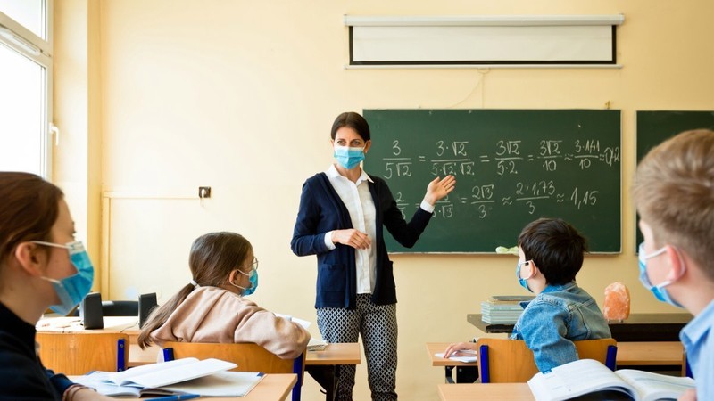 В масках учителям трудно донести чистую речь до дальних парт. Фото: education.24tv.ua