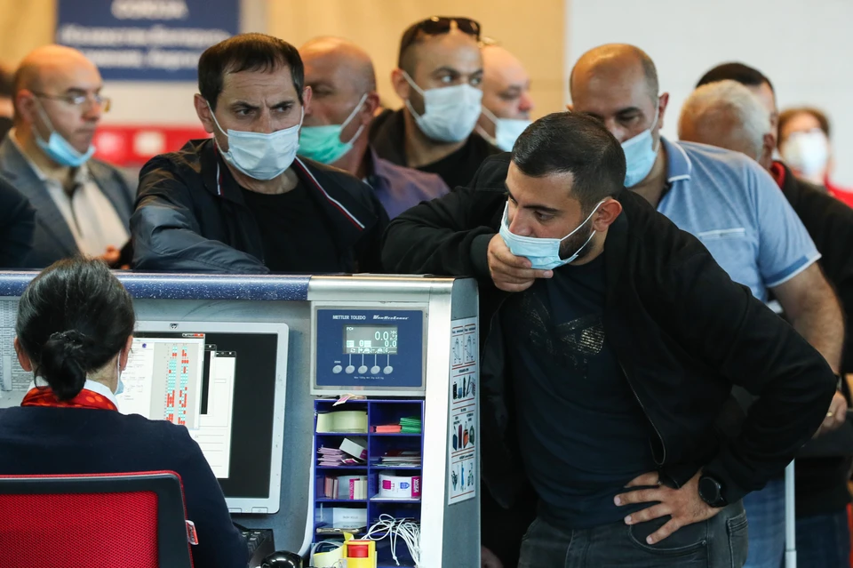 Пассажиры на стойке регистрации на рейс Москва - Ереван в аэропорту Внуково. Фото: Михаил Терещенко/ТАСС