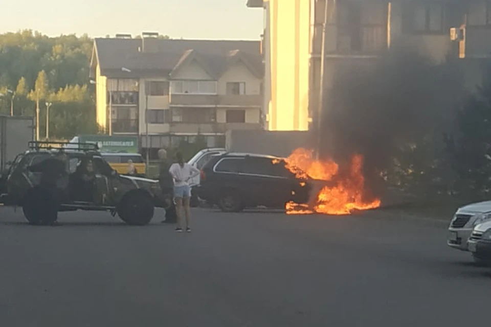 Пожарных вызвала сама хозяйка машины. Фото: vk.com/Алена Мирошина