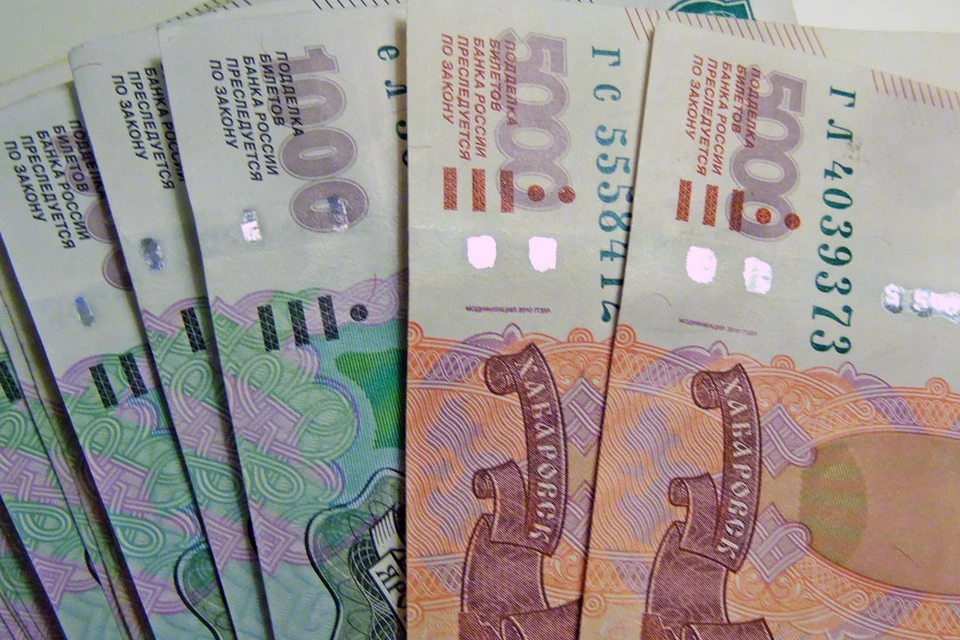Тюменцам напомнили, как отличить настоящую купюру от фальшивки.