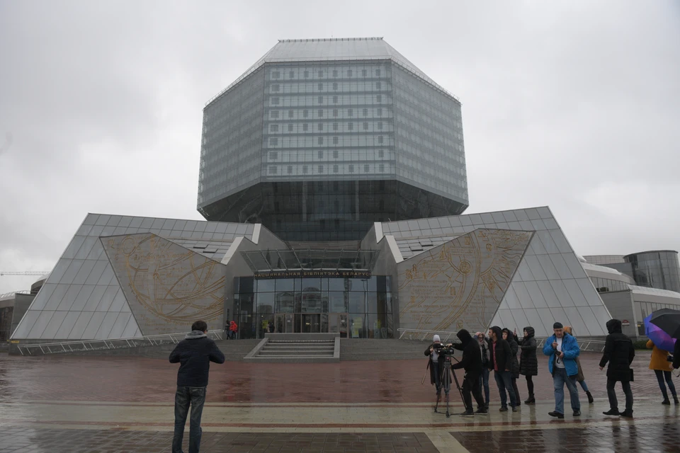 Здание Национальной библиотека Беларуси действительно имеет что-то общее с нашим долгостроем.