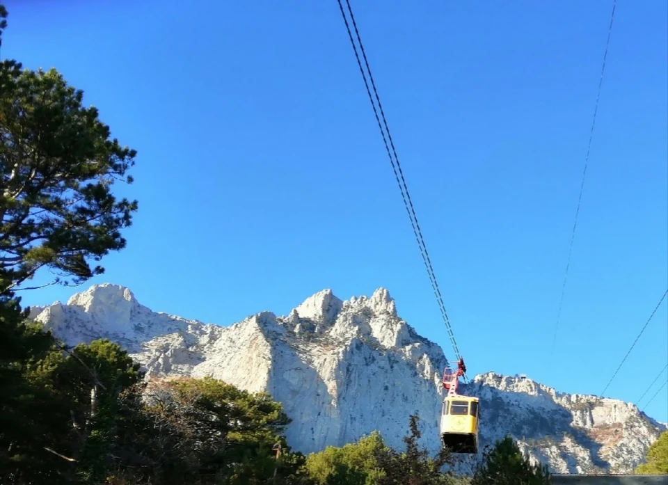 На Ай-Петри можно добраться по воздуху.