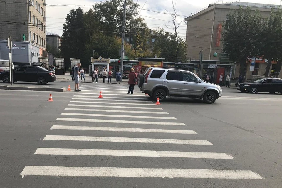 Сибирячка ударилась лицом после того, как ее сбил кроссовер. Фото: ГИБДД Новосибирска