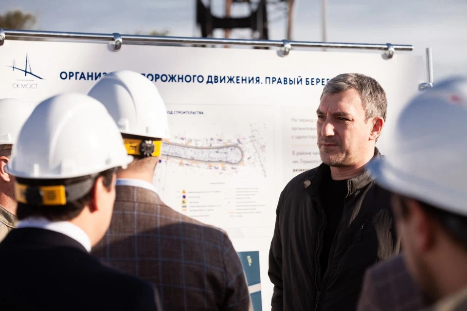 Губернатор Василий Орлов на стройплощадке моста через Зею. Фото: пресс-служба правительства Амурской области.​