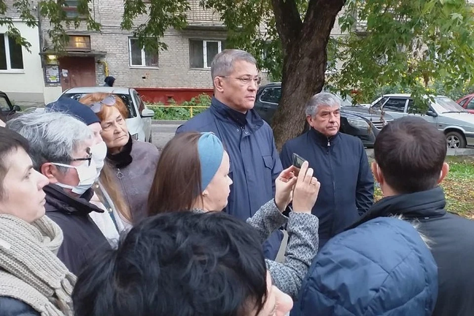 Радий Хабиров встретился с жильцами и потребовал остановить строительство во дворе дома