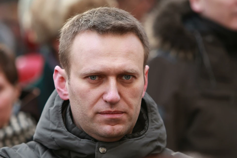 Бутылки из номера Навального доставили в Берлин немецким бортом