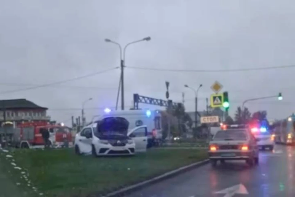 "Рено" вылетел на газон после жесткого ДТП с "Шевроле" в Петербурге