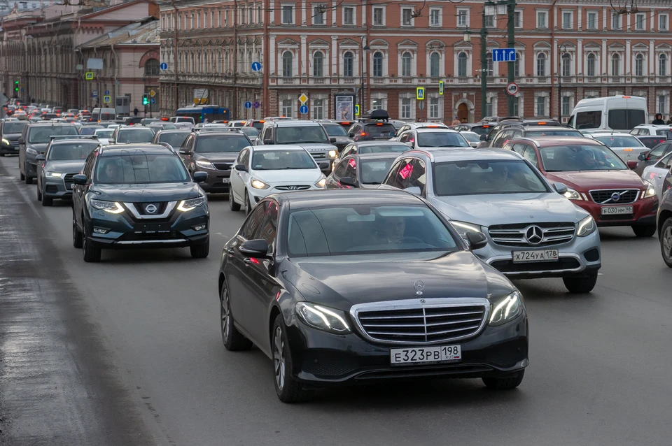 Сложные пробки сковали Петербург утром 18 сентября