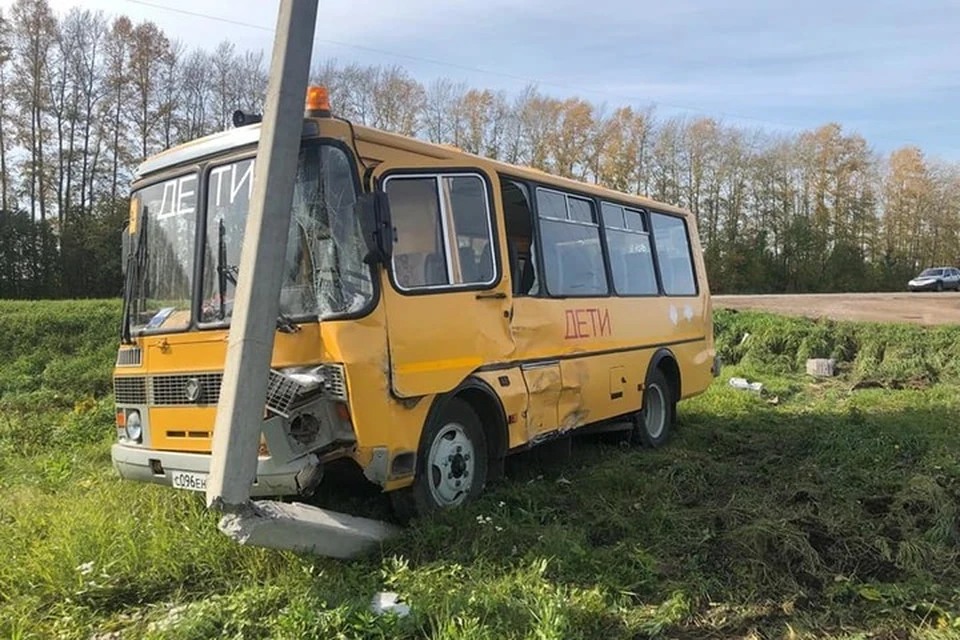 Автобус врезался в бетонный столб, от чего тот надломился и накренился