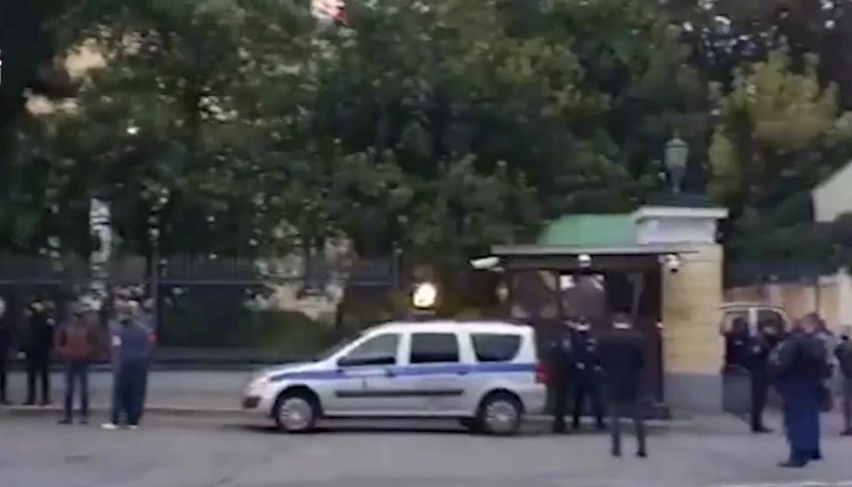 Автомобиль с россиянином прорвался на территорию резиденции посла США в Москве. Фото: скрин видео