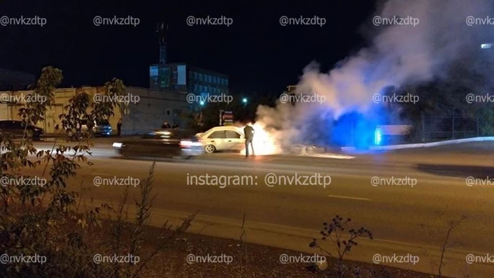На автозаправочной станции в Новокузнецке загорелся автомобиль. ФОТО: Инстаграм, "ЧП|ДТП Новокузнецк"