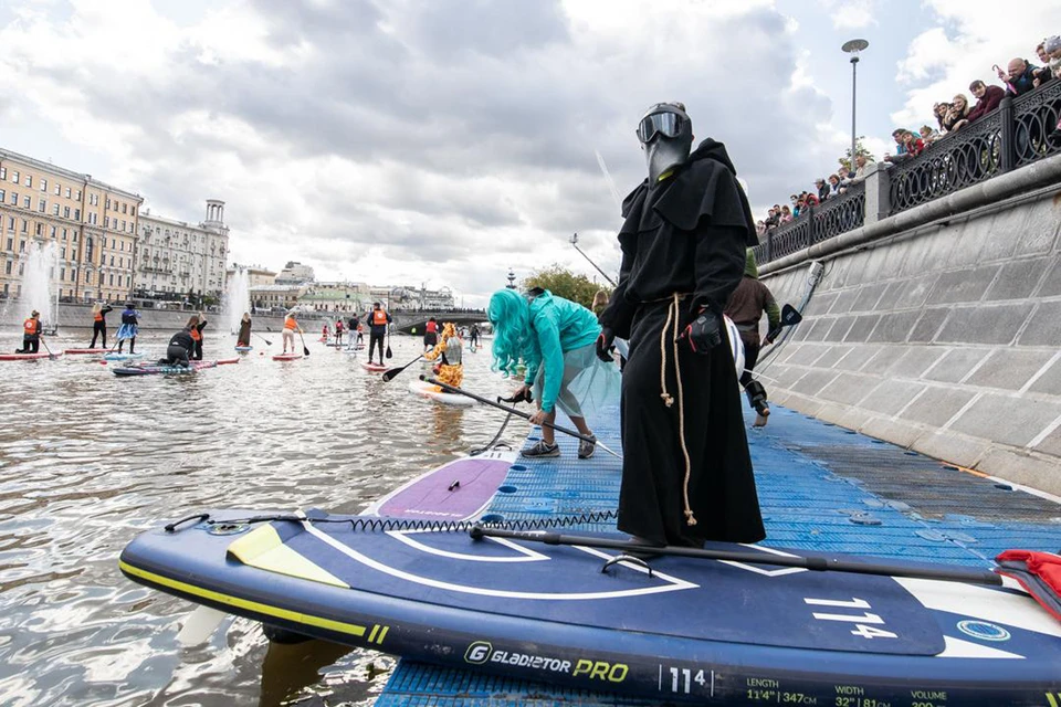 На фестивале «Московская акватория» был замечен человек в костюме чумного доктора — наряд средневекового знахаря сегодня стал культовым