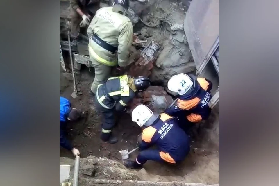 Стена траншеи обрушилась из-за дождя. Фото: стоп-кадр