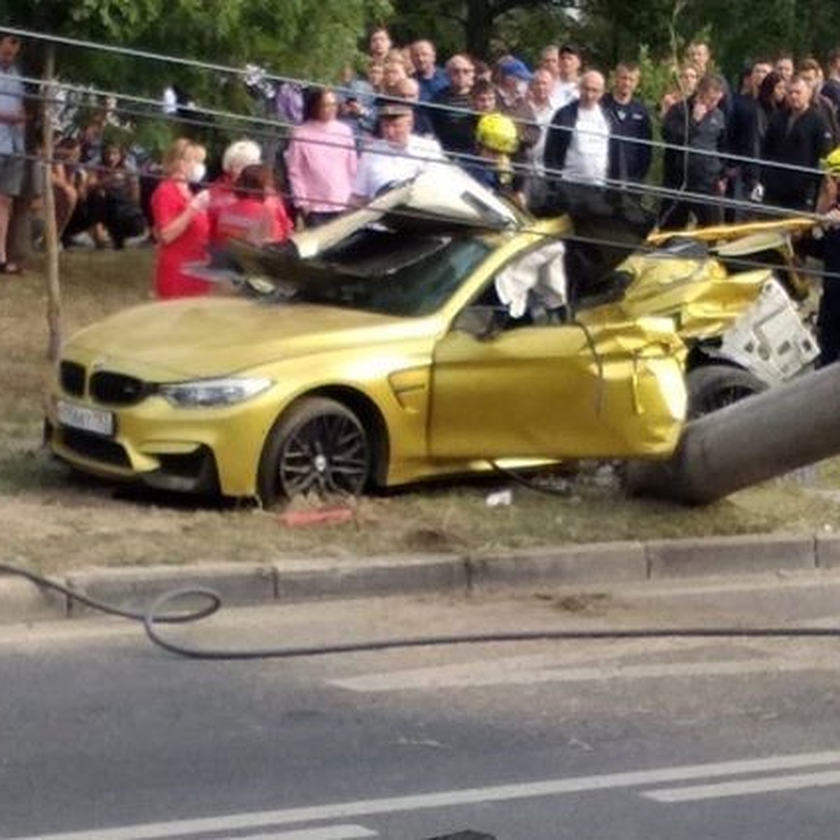 Трое погибших: лихач на BMW, врезавшийся в столб в Краснодаре, скончался на  месте - KP.RU