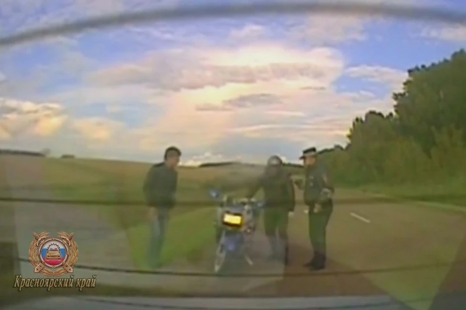 В Красноярском крае лихой мотоциклист «наездил» штрафов на 50 тысяч. Стоп-кадр видео