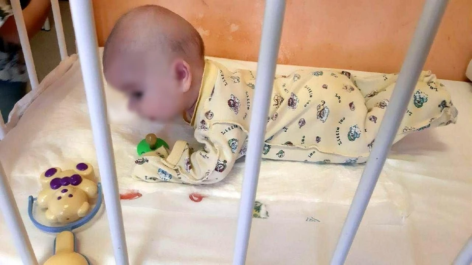 Сейчас малыш под круглосуточным присмотром больничной мамы. Фото: благотворительный фонд «Дедморозим».