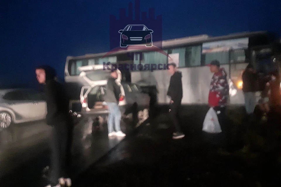 В пассажирский автобус врезались две иномарки. Фото: ЧП-Красноярск
