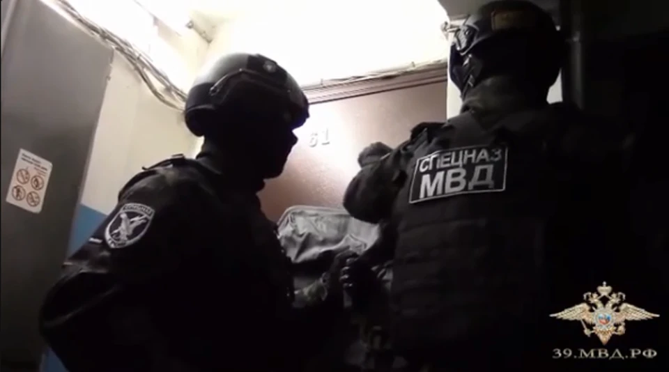 Подозреваемых задерживали при поддержке бойцов спецназа.