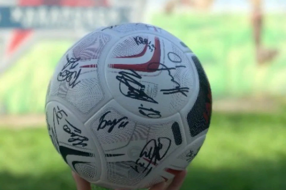 В Хабаровске на премьере фильма о легенде футбола разыграют мяч с автографами ФОТО: КНОТОК