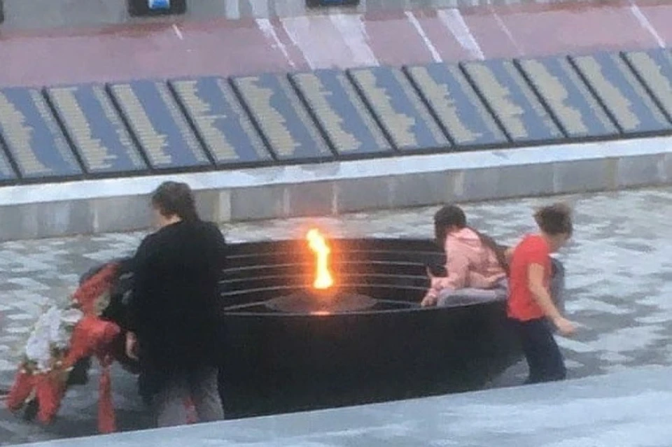 Дети в Артеме забрались в чашу вечного огня на мемориале воинам, погибшим в годы Великой Отечественной войны. Фото: Instagram primorye_online