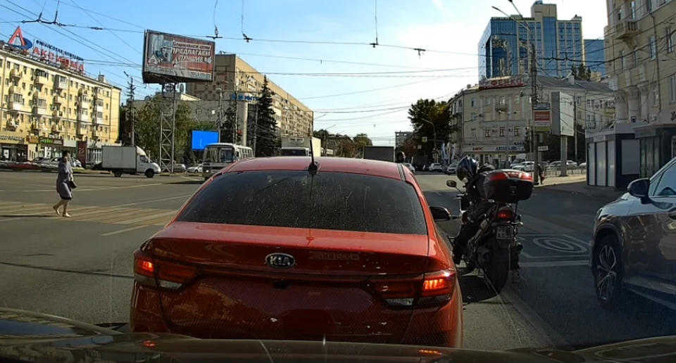 Мотоциклист на перекрестке перед аварией.