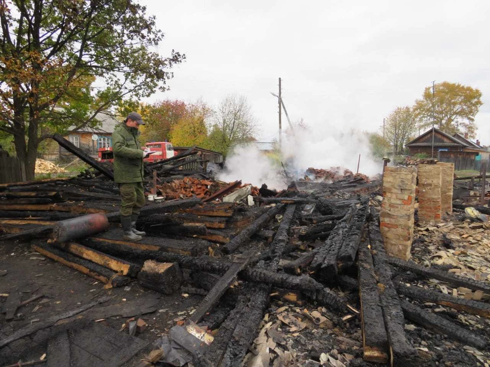 Огонь полностью уничтожил жилой дом. Фото: kirov.sledcom.ru