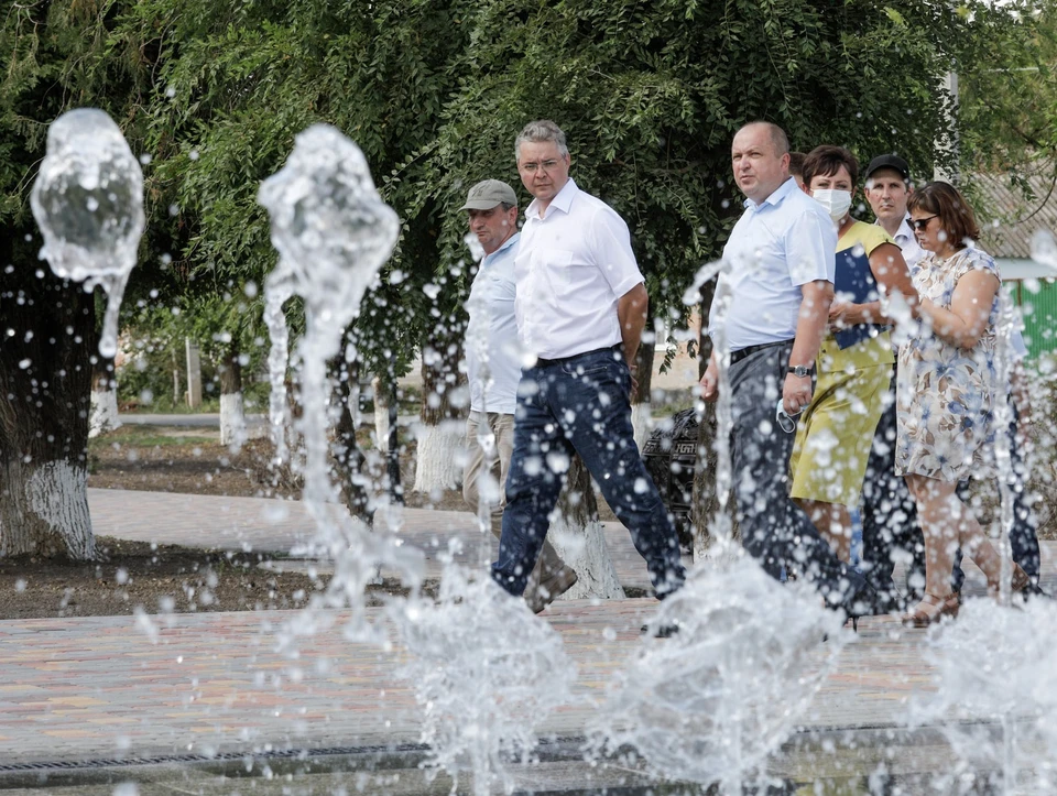 Глава Ставрополья осматривает новый фонтан в Левокумском. Фото: пресс-служба губернатора СК.